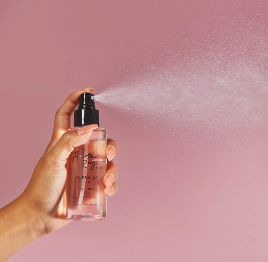 FourthRayBeauty's tweet image. Stay refreshed and hydrated all day with #FreshAF Mist. Made from a blend of Tibetan Ginseng, White Lily, Rose Water, and Cucumber Water, this face mist will revive and energize your complexion 💦