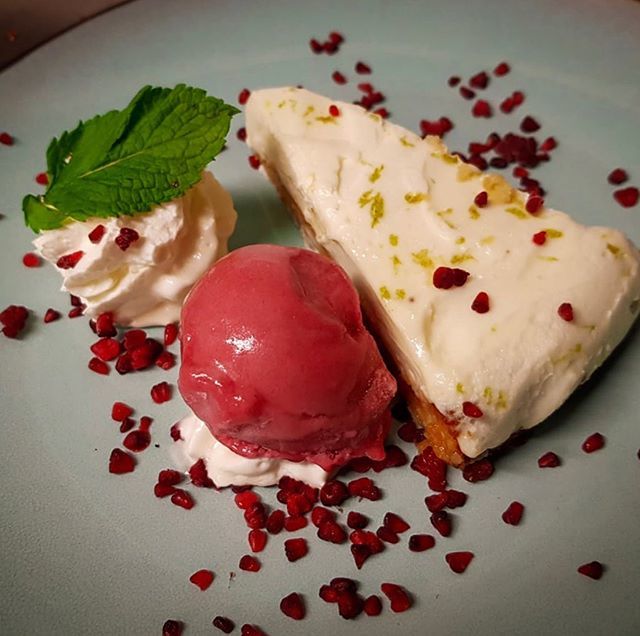 Homemade lemon cheesecake 
#cheesecake #yummy #ermelo #nijkerk #genieten #homemade