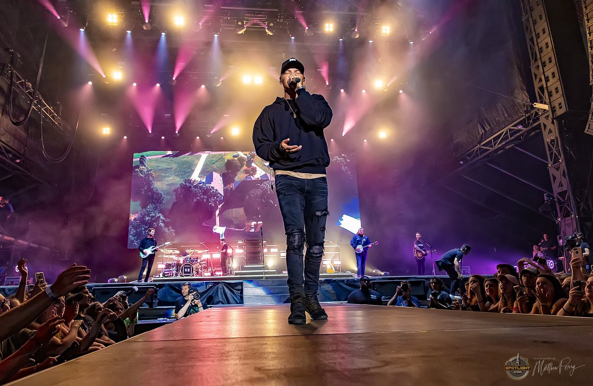 kane_voting's tweet photo. Girl there's something kinda dangerous
About the way you move
I knew it wouldn't be easy
Hanging onto you
'Cause when you hit the lights
Put your lips on mine
It gets hotter than a Houston night
#LikeARodeo #TeamKB https://t.co/sC2SiRnCnf