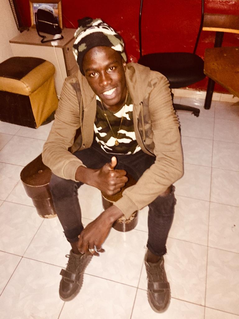 XadimN's tweet photo. I do it my self coz a got a gooo....
Indi innovation....
And nobody can never do what I do you better knooww
Ba wanei évolution maaan

#Mame_Kha_ClassChic
#Xallei_Thiaroye100% https://t.co/KEaD1H1teV