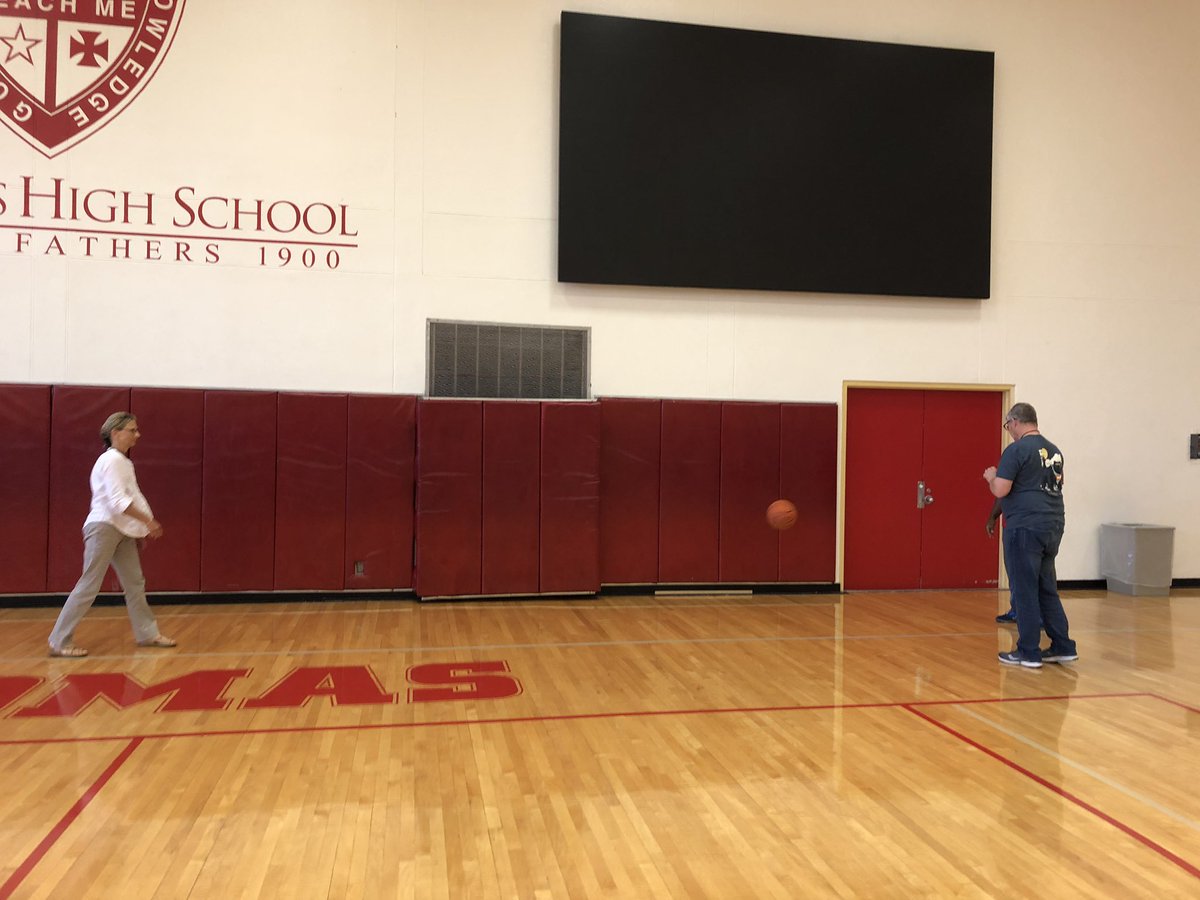 StemHou's tweet photo. Mechanics workshop day 7! Video analysis of projectile motion! https://t.co/JyC4wl3u5O