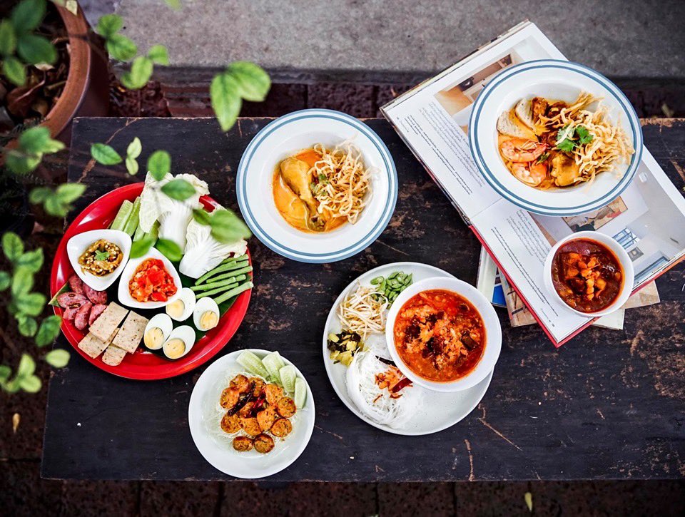 CafeStoryTH's tweet photo. #รีวิว Kaosoy Bangsaen 🏡🍜☕️ #บางแสน

“ร้านข้าวซอยท่ามกลางสวนร่มรื่น ไม่ต้องไปถึงเชียงใหม่ แค่ขับไปบางแสนก็มีข้าวซอยอร่อยๆ ทั้งข้าวซอยไก่,ไส้อั่ว,กุ้ง,หมูยอ,หมูทอด เดือนสิงหาจะมีข้าวซอยเนื้อและข้าวซอยหมูตุ๋นด้วย เมนูอื่นๆเช่น ออเดิร์ฟเมือง แกงฮังเล ไส้อั่ว หมูทอดจิ้มแจ่ว 😊” https://t.co/6oSJElPw7f