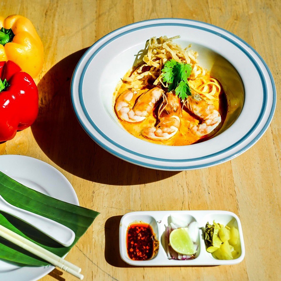CafeStoryTH's tweet photo. #รีวิว Kaosoy Bangsaen 🏡🍜☕️ #บางแสน

“ร้านข้าวซอยท่ามกลางสวนร่มรื่น ไม่ต้องไปถึงเชียงใหม่ แค่ขับไปบางแสนก็มีข้าวซอยอร่อยๆ ทั้งข้าวซอยไก่,ไส้อั่ว,กุ้ง,หมูยอ,หมูทอด เดือนสิงหาจะมีข้าวซอยเนื้อและข้าวซอยหมูตุ๋นด้วย เมนูอื่นๆเช่น ออเดิร์ฟเมือง แกงฮังเล ไส้อั่ว หมูทอดจิ้มแจ่ว 😊” https://t.co/6oSJElPw7f