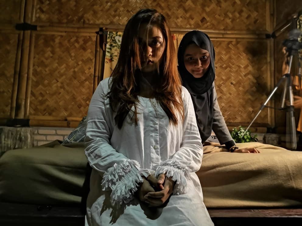 RadenZaharatul's tweet photo. New shortfilm by @asyrafrozami1 . First time pegang watak hantu ni. Nak tahu jadi tak jadi kalau gambar ni bawak ke mimpi kira jadi lah tu 🤪 https://t.co/xckifrlap8