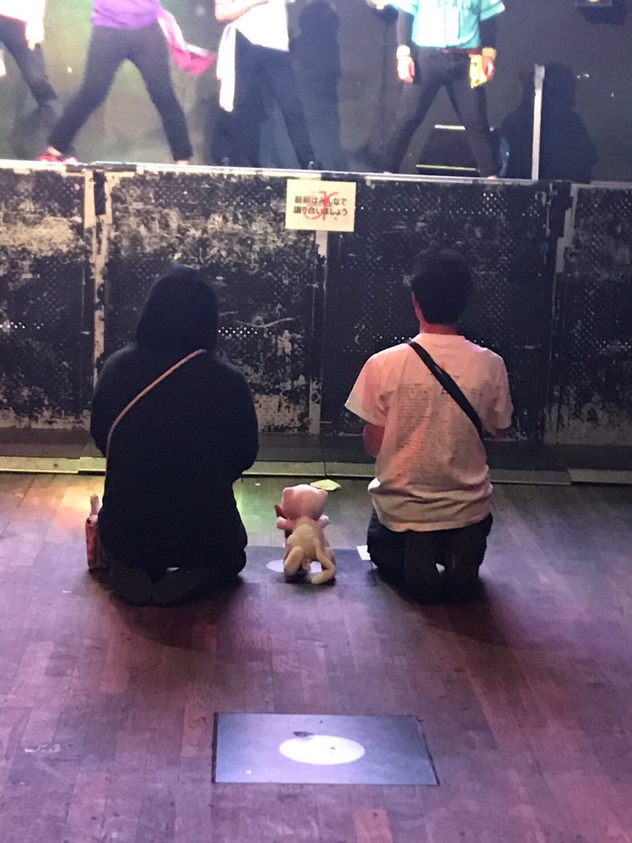 hyojong623's tweet photo. #JCF21 珍場面。笑

ももCREWさんが好きすぎて、リハをおむさんとミュウとイーブイと共に正座で観させていただく重岡の図。

フロア打ち上げでお話させていただいて、やっぱりめっちゃ面白くてめっちゃ最高だった… https://t.co/EGa8DK5XKS