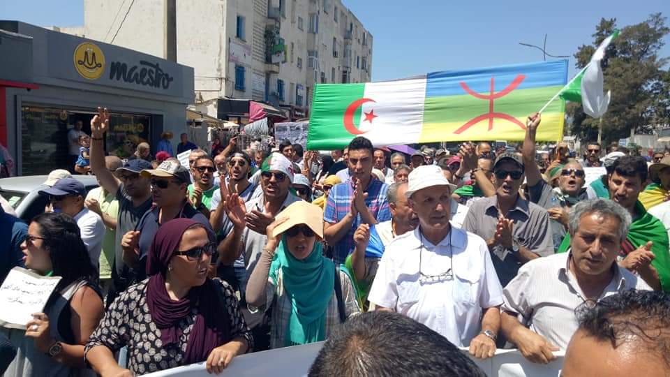 #BEJAIA : Le 21ème mardi de marche des étudiants, travailleurs de l'université pour revendiquer le départ du système politique en Algérie et la libération des jeunes arrêtés qui croupissent à la prison d'El Harrach