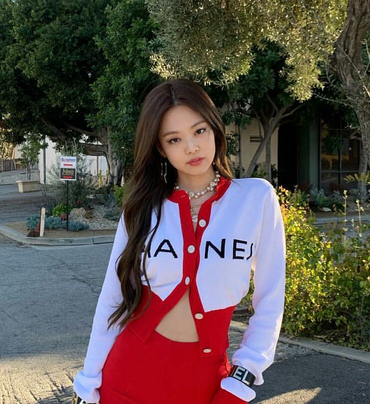 8. Half-buttoned up jackets and cardigansA seemingly basic trend that has seen a surge in popularity following Jennie adopting the style and continuing to revisit it from time to time.