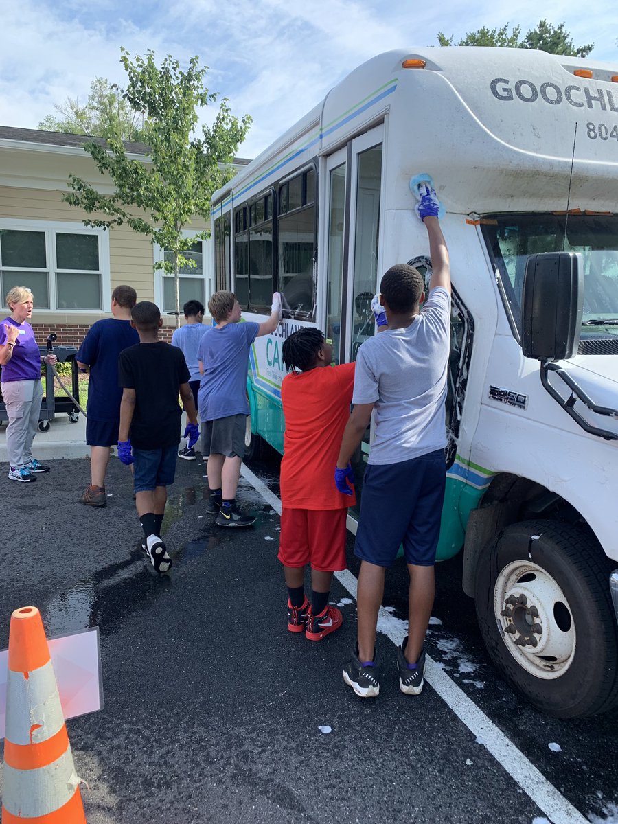 GMS Summer School helping our community by volunteering at Goochland Cares.@GMSPotter @JenCosbyGMS @pbgordon_GMS #kindnessmatters #helpingourcommunity