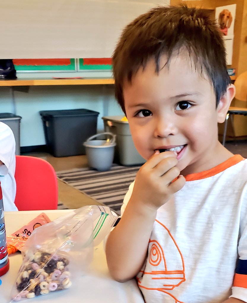 sidwellsummer's tweet photo. Snacks and crafts! 😊🍇🖍#SidwellSummer19 https://t.co/cKc7oWmOoo