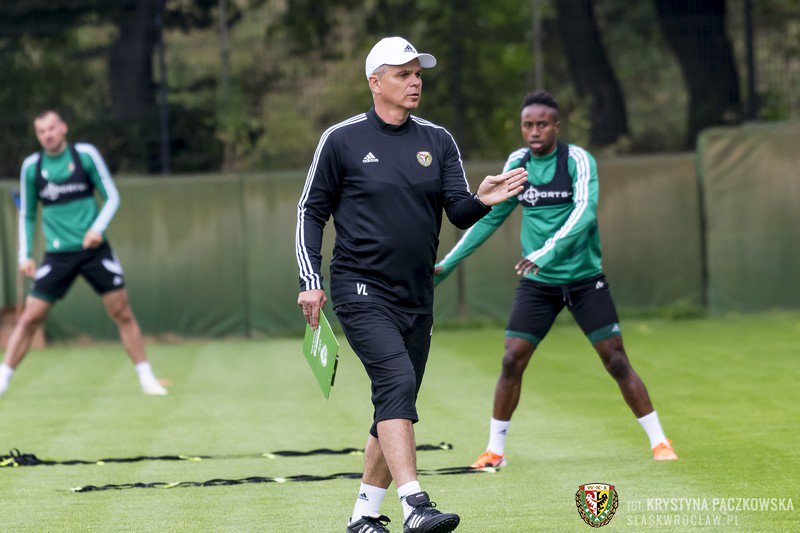 SlaskWroclawPl's tweet photo. Okres przygotowawczy powoli dobiega końca 🔚 W tym tygodniu treningi przy Oporowskiej, a w sobotę... 🔜 #WISŚLĄ 🔥

📸 Galeria zdjęć:
➡ https://t.co/ksUkWi9r9Z https://t.co/zu5BQsmJES