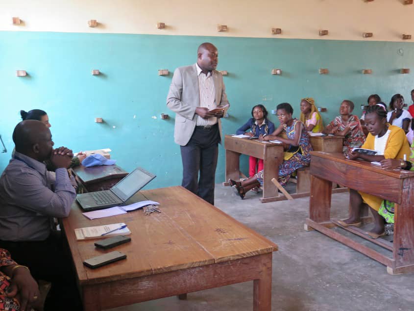 ffcrdc's tweet photo. Les #jeunesFillesLeaders en pleine séance avec Maître Serge formateur et président de la clinique juridique #AVDH (suivi judiciaire). #RDCongo @FemmesLeadeRdc @LusengeJ @DeniseNyakeru #WapandajiASBL #Tanganyika https://t.co/R9Gyl4qWYW