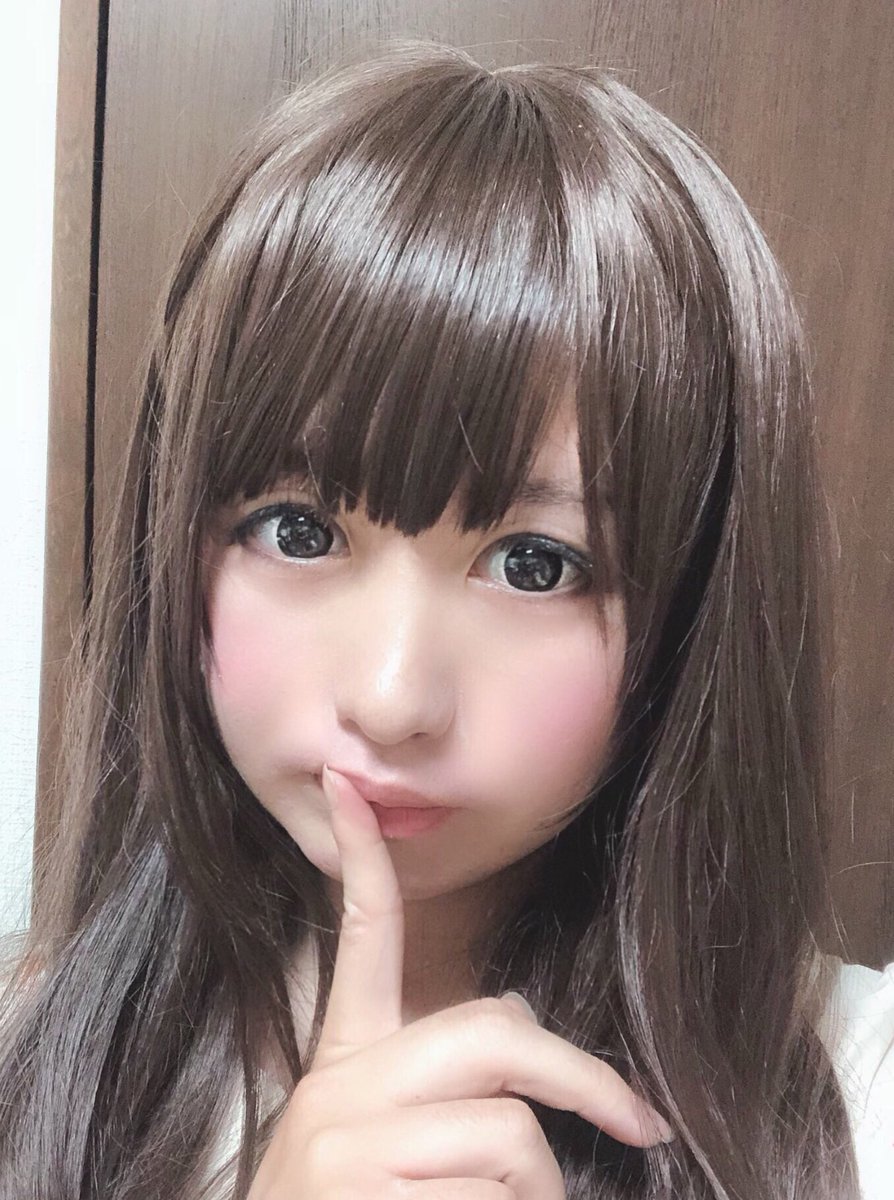 みのり 女装の先生 最近多いすっぴんから可愛い女装を見るたびに羨ましく思う私ですが お前のすっぴんもどうせ可愛い とか言われるので初めに女装した時期 １０年前くらい と今の女装をあげておきますね メイクの技術だけでここまで変われるからみんな