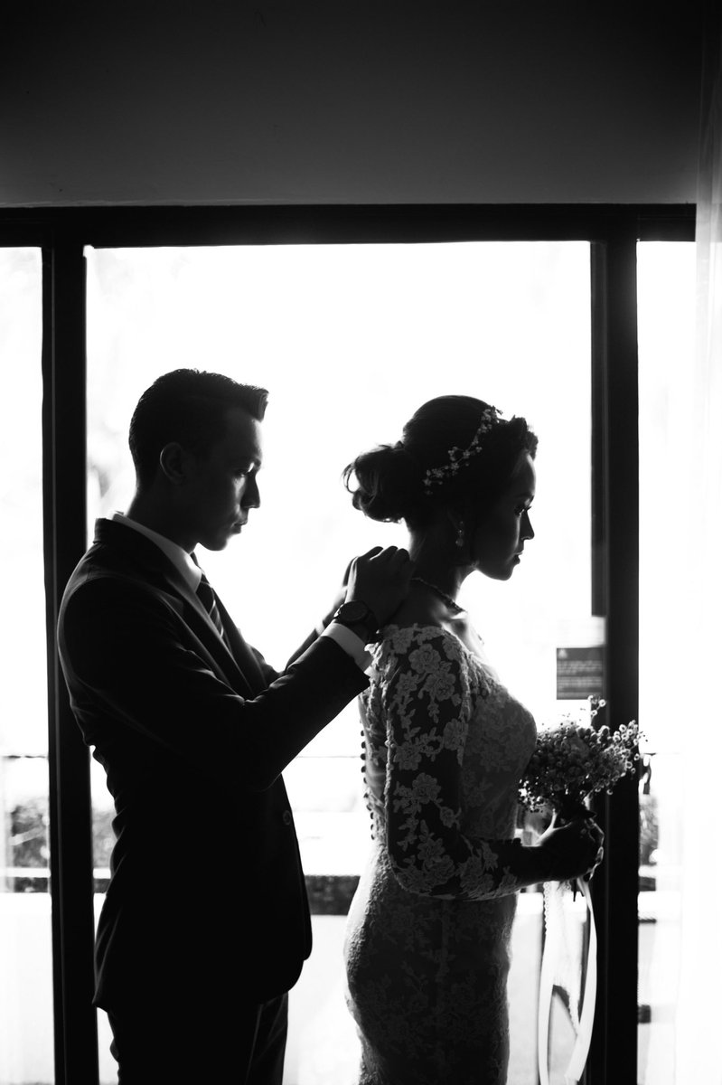 HanisShahilla's tweet photo. in 🖤 with the pictures from our wedding, more in love with the fact that i get to see and cuddle with this man i call my husband everyday! 🖤 https://t.co/GWXoJ26krP