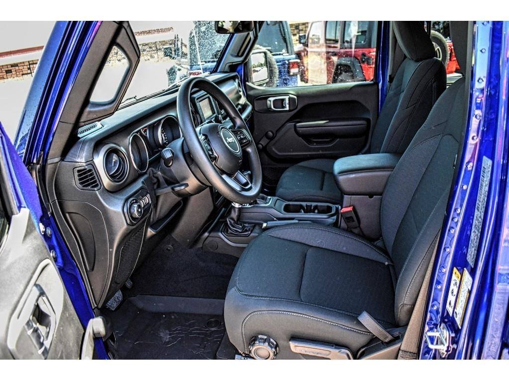 FrontierAuto's tweet image. Be on top of your game with our fantastic 2018 #JeepWrangler Unlimited Sport 4X4 SUV is bold and able-bodied in Ocean Blue Metallic! 😎
Make it yours today: bit.ly/2XNdhhf