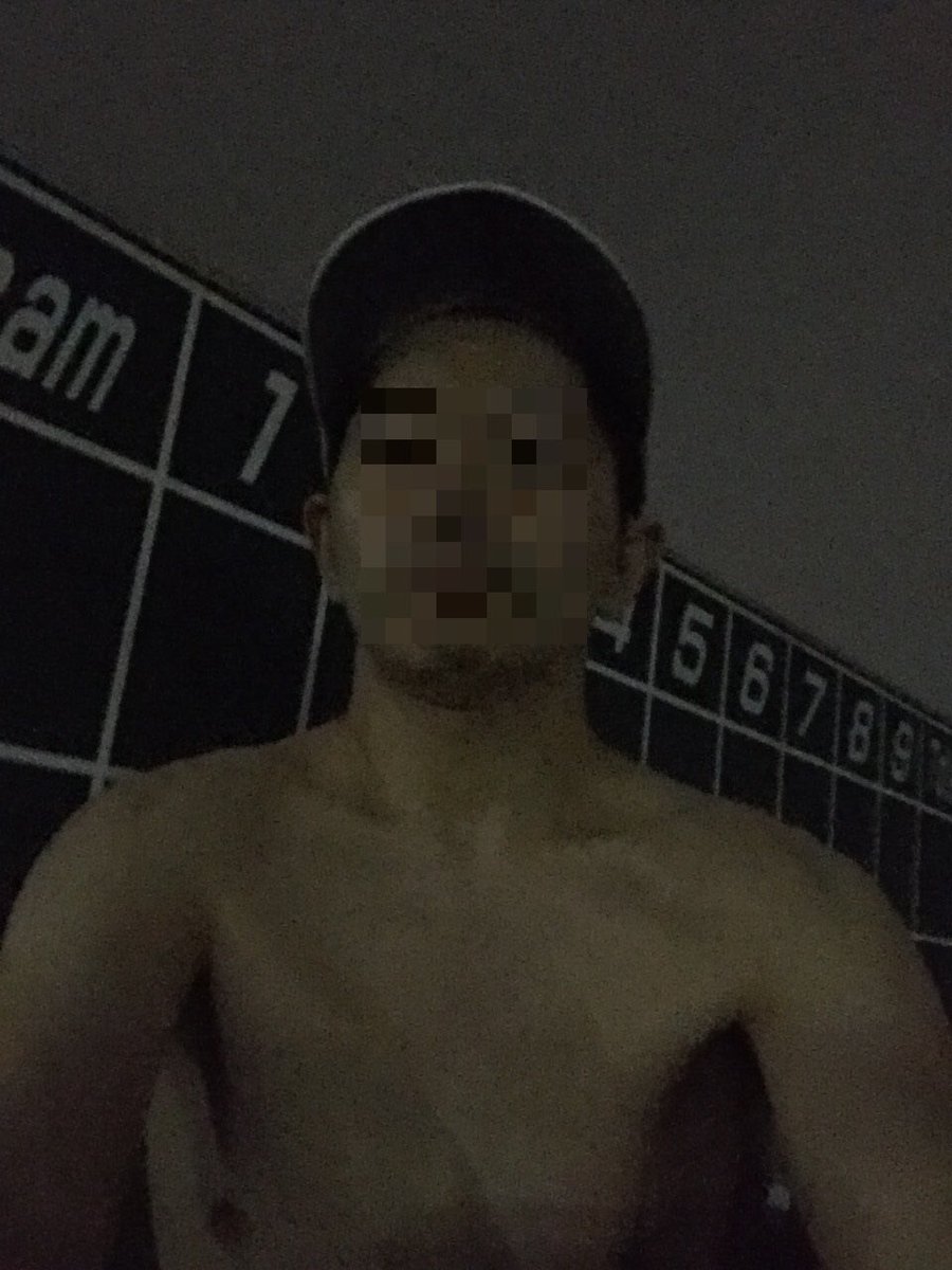 tarooo90089262's tweet photo. ユニ de 深夜の便所徘徊③
便所から、某河川敷の野球場へ移動。
バックネット背景に、ヘンタイ野球部員風に
撮影しつつ、軽く脱いでみた。
（暗くて、スマソ） https://t.co/DetswScazv