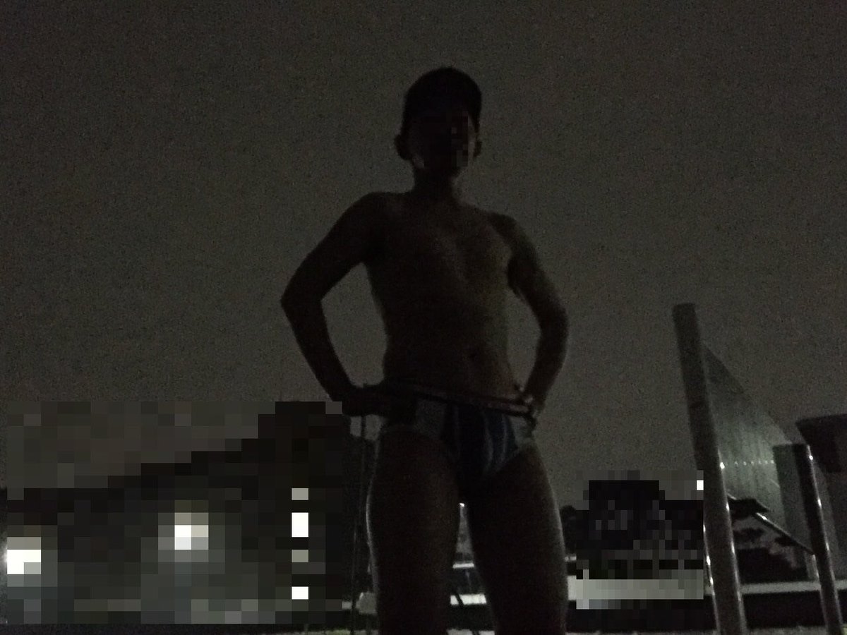 tarooo90089262's tweet photo. ユニ de 深夜の便所徘徊③
便所から、某河川敷の野球場へ移動。
バックネット背景に、ヘンタイ野球部員風に
撮影しつつ、軽く脱いでみた。
（暗くて、スマソ） https://t.co/DetswScazv