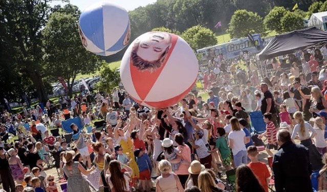 Megaflatables1's tweet photo. Some great photos of the @samandmarktv giant beachballs captured by @BernMcAllister ๐ธThank you for letting us share your photos๐
#megaflatables #inflatable #beachball #beachballs #giant #giantbeachballs #event #samandmark #summer #festival #photography #bespokeproduct #bespoke https://t.co/PLTt6s61ky
