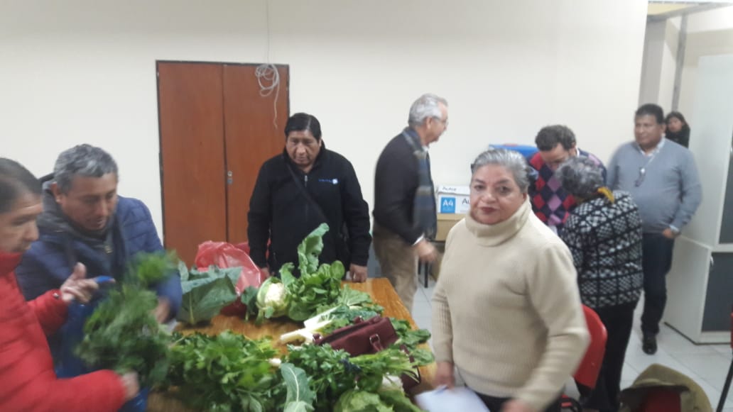 SsAF_Jujuy's tweet photo. Se realizó la 1ra entrega de bolsones de verduras a 2 centros de jubilados de la capital jujeña. 
Esta actividad se da entre la Cooperativa de Productores de Aguas Calientes, el @PAMI_org_ar y la @SsAF_Jujuy como ventas articuladas de pequeños productores al Estado. https://t.co/vkdJWVY68y