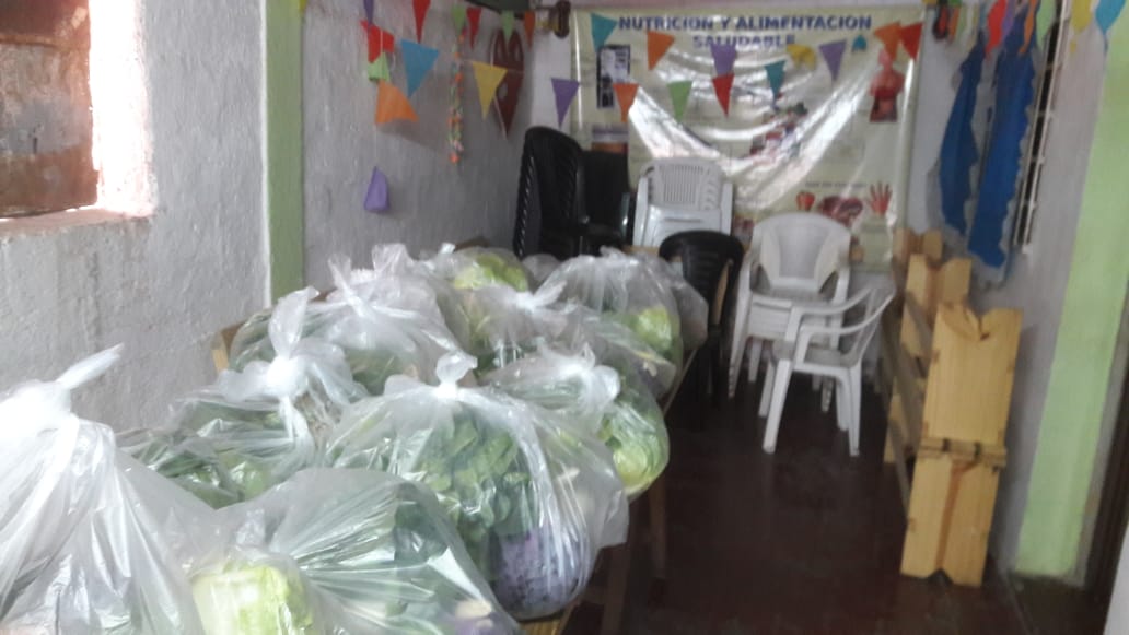 SsAF_Jujuy's tweet photo. Se realizó la 1ra entrega de bolsones de verduras a 2 centros de jubilados de la capital jujeña. 
Esta actividad se da entre la Cooperativa de Productores de Aguas Calientes, el @PAMI_org_ar y la @SsAF_Jujuy como ventas articuladas de pequeños productores al Estado. https://t.co/vkdJWVY68y