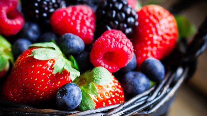 Emory_Dining's tweet photo. here's what we're serving up at Emory Farmers Market today!
🍗Springer Mountain Farms fried chicken sandwich, on a herb-garlic aioli butter bun
$7
🍓assorted summer berries for dessert!
with whipped cream, shortbread crumble, and caramel dust
$5

#emoryeats 🥪🍒 https://t.co/axrYLIGEKj