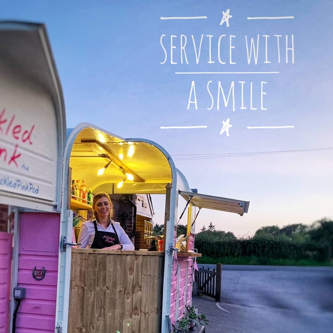 PickledPinkPod's tweet photo. Our beautiful Shannan always has a smile on her face! 🍺🍸😁
.
.
#horsetrailerbar #trailerbar #beer #wine #cider #prosecco #gin #mobilebar #mobile #bar #party #wedding #weddingbar #weddingsupplier #weddingcaterer #weddingdrinks #festival #corporate #drinks #pickledpink #horsebox https://t.co/BFQPDeED4N