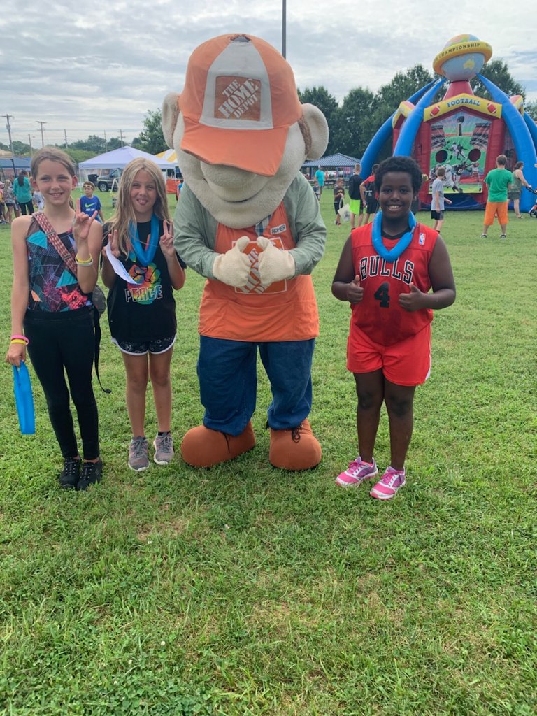 Joyce_A_Gardner's tweet photo. Fun with Homer at Kid's Central. #FunFest2019 #team0702  @BryanhunterHall @CindieTipton1 @MahaffeyRuss @tstanley96 @jaybisping @dhrmjeff @DustonAllisonHD https://t.co/7TkD760GD3