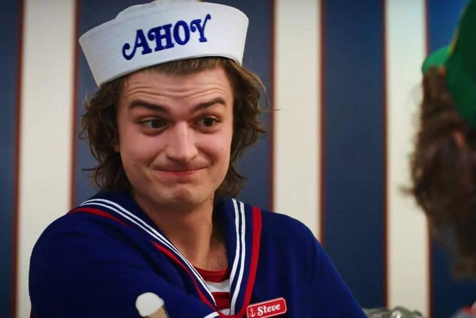 StrangerNews11's tweet photo. Steve Harrington, ICON LIVING...😎🍦⚓️ #StrangerThings https://t.co/lBJjcQpU7D