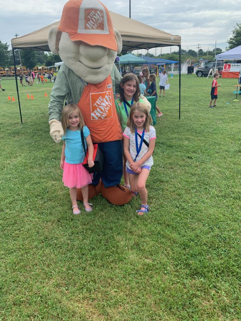 Joyce_A_Gardner's tweet photo. Fun with Homer at Kid's Central. #FunFest2019 #team0702  @BryanhunterHall @CindieTipton1 @MahaffeyRuss @tstanley96 @jaybisping @dhrmjeff @DustonAllisonHD https://t.co/7TkD760GD3