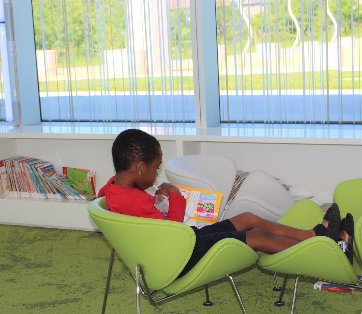 BramptonLibrary's tweet image. when working your way through that summer reading list...comfort is key 👌 #springdalebranch #summer #reading