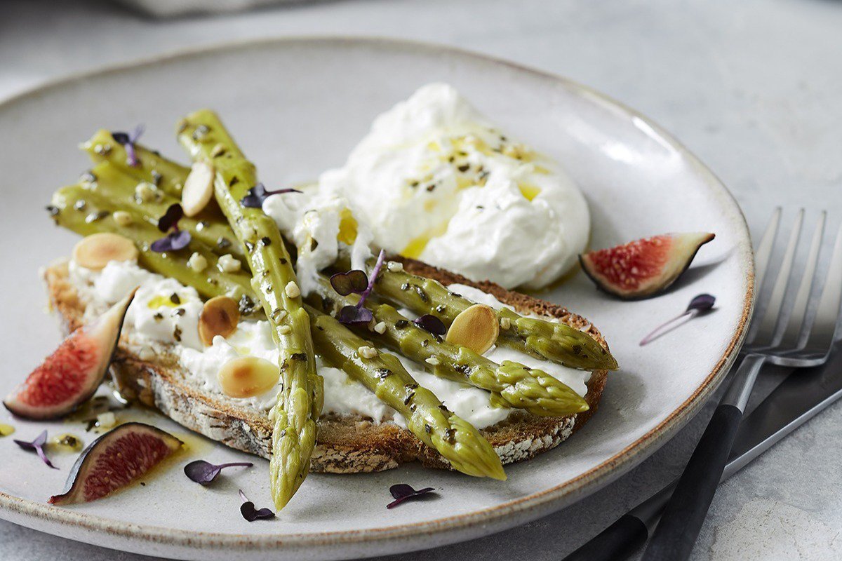 On vous présente LA recette simple comme bonjour ! Tartine + asperges vertes + burrata et c'est prêt ! Bon appétit 😊 fcld.ly/fzx371n