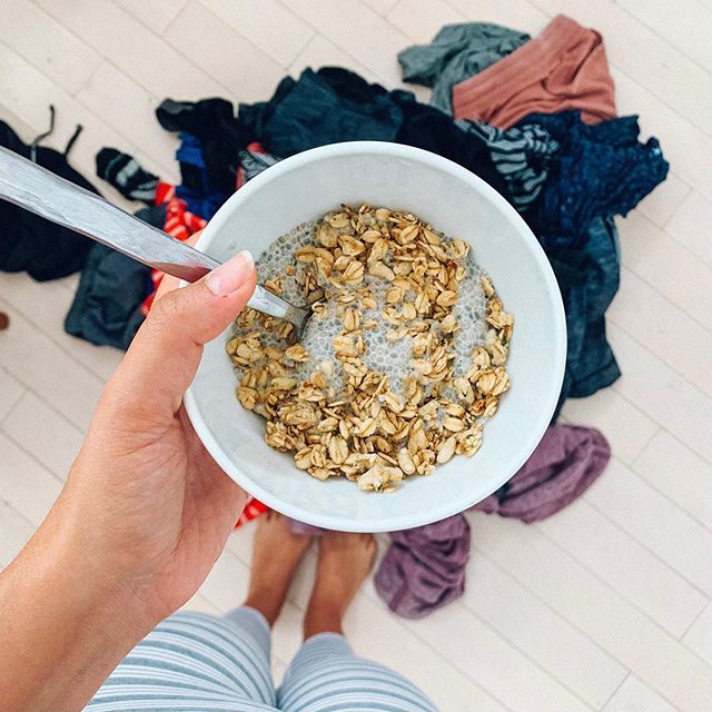 talia_pollock's tweet photo. [gloomily] traded piles of sand for piles of laundry.
👙👖😥
[thriftily] whipped up chia pudding with my 3-weeks-ungrocered home staples
👍
.
.
#partyinmyplants 
______ https://t.co/1LpAELPiFw https://t.co/U2aiBkWXaU