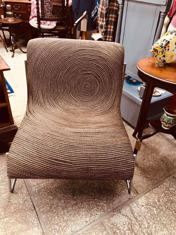 Clara_Bowe's tweet photo. Something extravagant, something different. This chair will not be around long. #clarabowe #loveyourvintage https://t.co/TUsfInE6z2