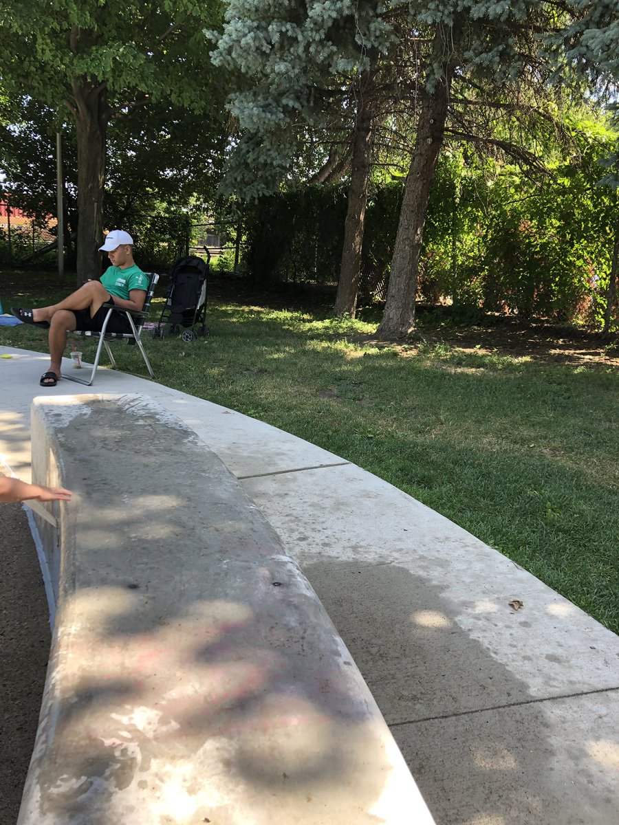 lindsayzv's tweet photo. Hi, @TorontoPFR! Pretty sure your wading pool attendants aren’t supposed to be on their phones. This attendant opened the wading pool at Vine Park over 15 minutes ago and hasn’t looked up once. #safetyfirst @TorontoComms #wadingpools #vinepark @gordperks https://t.co/8200Sfa43W