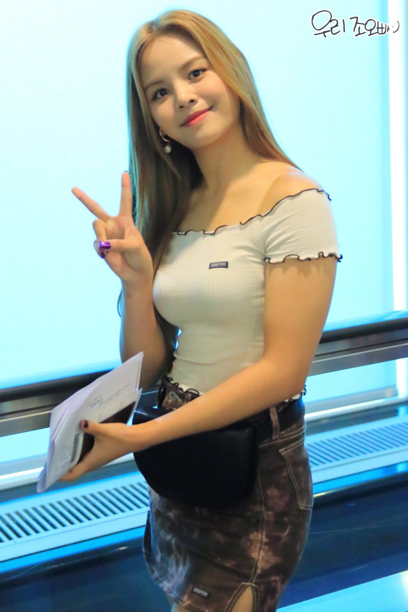 oh___joe's tweet photo. 190713 CLC Taiwan Arrival

#CLC #씨엘씨 #Sorn #손 @CUBECLC

HD: https://t.co/9xE38mGuzK (Total 9P) https://t.co/Ag1TtvDtJE