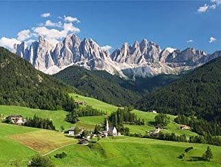 scbholidays's tweet photo. The medieval town of Brasov in Romania is perfect for exploring Transylvania, and Dracula's iconic castle. It really is fairytale scenery, beautiful in all seasons. Book your own traditional Transylvanian house here - https://t.co/I7zEueX07u
#transylvania #romania #dracula https://t.co/WCq8GqINEt