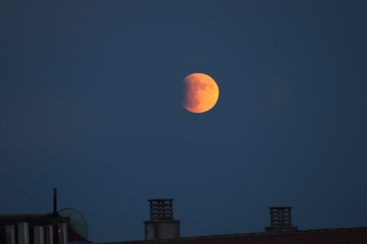 YnesVerdejo's tweet photo. Desde Salamanca #EclipseLunar #Luna #EclipseParcialDeLuna #Eclipse #salamanca #españa #800d #Canon https://t.co/ccuYbUDp7N