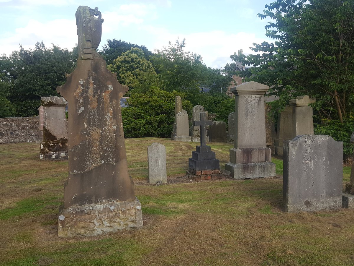 deans_emma's tweet photo. Wee walk in the sun tonight and took in some Commonwealth war graves. #makethemostoftheweather https://t.co/K7KBePLOjf