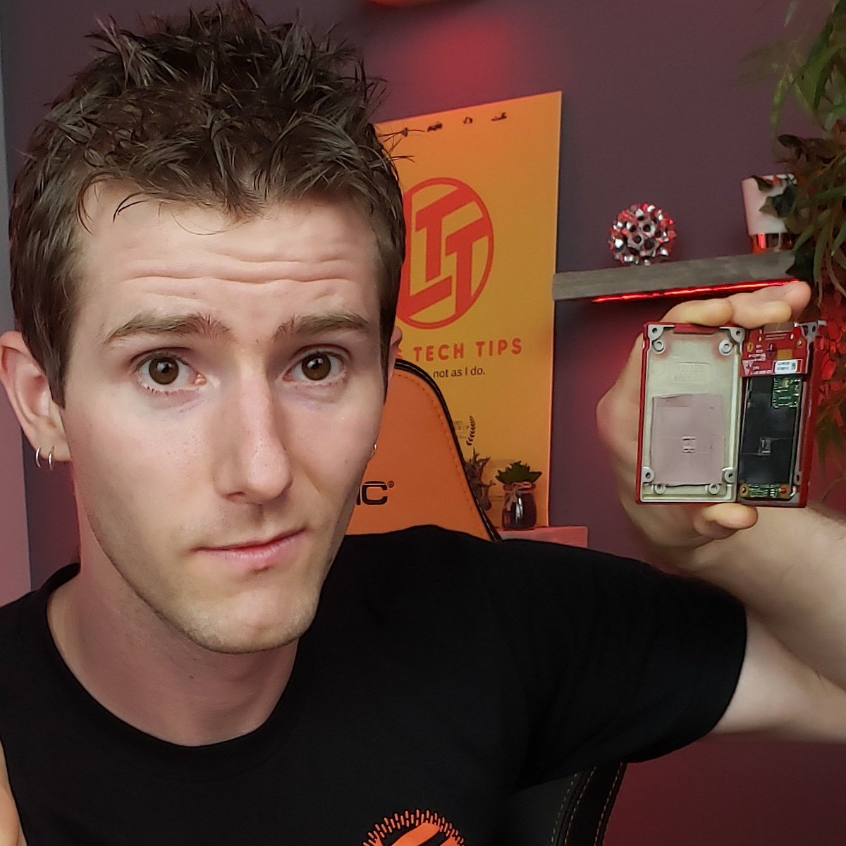 What phone does linus use