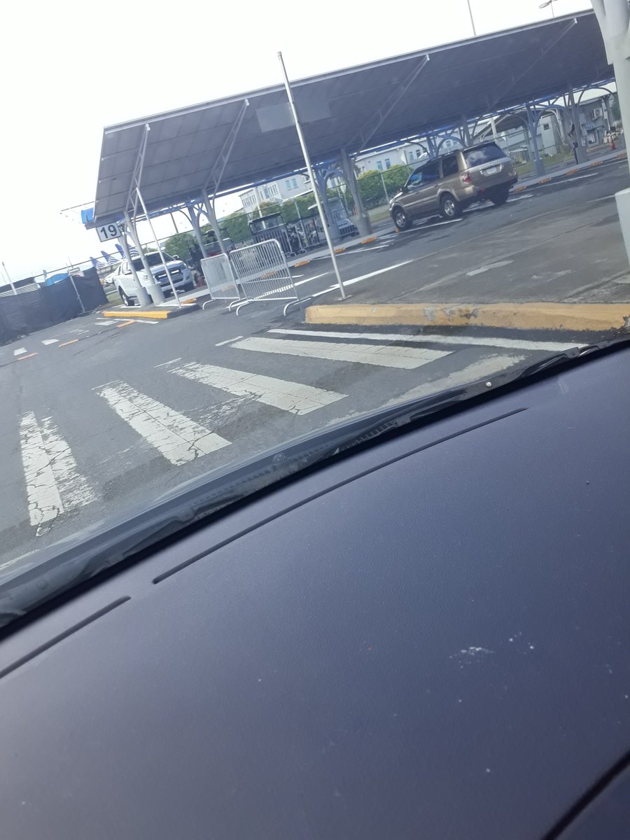 LoreCarga's tweet photo. Parking en @tocumenaero  fulll media hora buscando y todo lleno filas esperando se desocupe uno y se dan el lujo de bloquear 2 lineas. Si llevan un control no deberian dejar entrar autos si saben q no caben  ahh pero el tiempo de espera quien lo paga? https://t.co/MeOzuc7Qzj