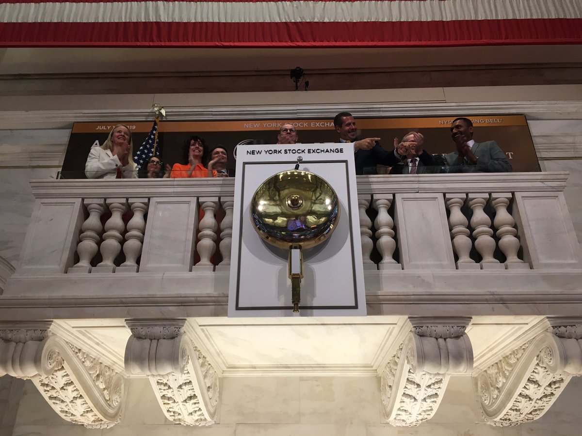 SaMcKenzie123's tweet photo. The @NYSE closing bell ringing has commenced with members of @perthmint, the custodian of @PerthMintAAAU! #PerthMintAAAU https://t.co/9jSLaQ088S