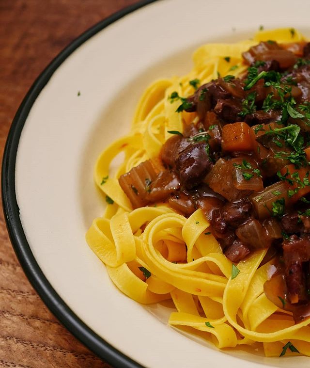 adrian_engel's tweet image. sfoglia di zafferano con ragu di cuore di vitello. . . . #pasta #pastadinner #pastadish #sfoglia #sfogliadizafferano #ragu #cuoredivitello #vitello #veal #vealheart #kalbsherz #herz #tagliatelle #tagliatelleconragu #redwine #comfortfood #italianfood #ital…