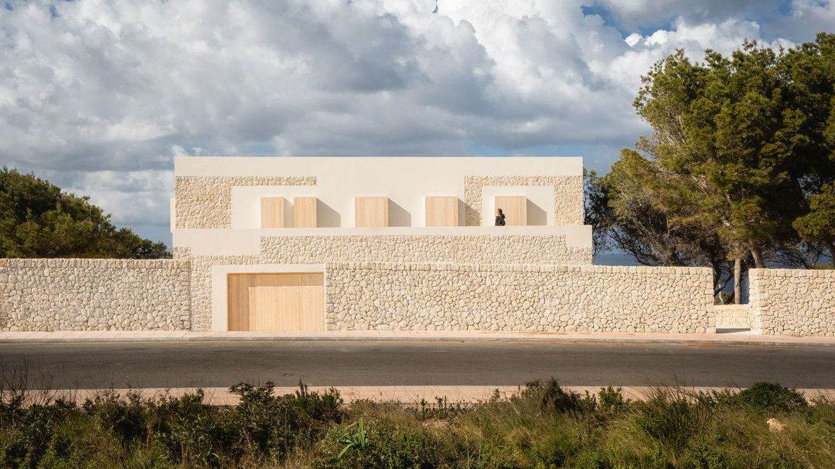 arquitect_viva's tweet photo. Casa de piedra en Menorca
Nomo Studio
La composición de fachada es una reinterpretación de la tradición menorquina donde se combinan el revoco y la piedra, obtenida en la excavación in situ de los cimientos de la casa.
https://t.co/5VqsSYBSXF
#casa #house https://t.co/q3WXiskbg1