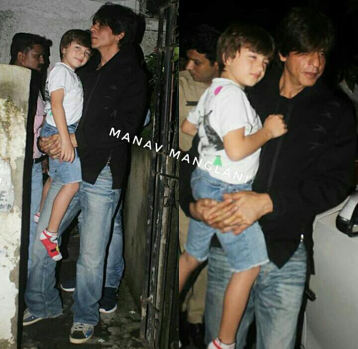 SRKUniverse's tweet photo. King Khan with family post dinner in Mumbai. https://t.co/krhzB7WTIX