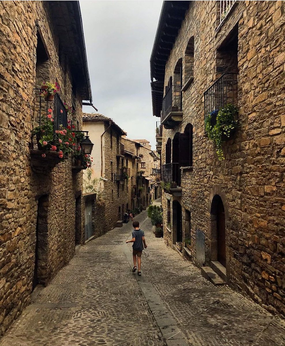 DisfrutaAragon_'s tweet photo. Esta imagen nos ha hecho viajar en el tiempo, aquellos maravillosos veranos interminables pasando el verano en el pueblo... Y a vosotros? 
Foto de @l_adc
#Ainsa #Huesca #Aragon https://t.co/H8RyaZVU9o
