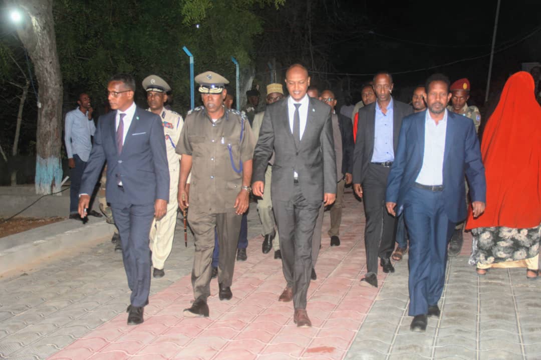 engyarisow's tweet photo. Waxaan u mahadcelinayaa Madaxweyne Farmajo oo dalacsiiyey saraakiil Boolis ah oo wax weyn ka qabtay Sugida Amniga Caasimada Muqdisho. Abaalmarintan ayaa ku timid codsi shacabka oo si hagar la"aan ah ula shaqeeyey Booliiska oo keentay horumar, nabad iyo kalsooni https://t.co/KmPXUijla3
