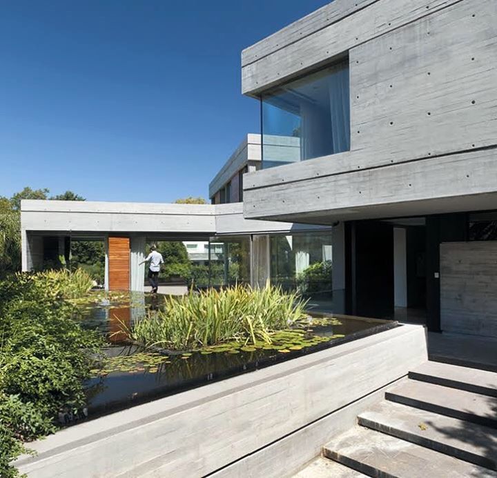 remyarqs's tweet photo. Casa Acassuso - Acassuso house 
_Design: @remyarchitects 
_Photography: @alejandroperalphotography 
_
“El recorrido exterior, a través de una escalinata de piedra, nos sorprende en su remate al vislumbrar un estanque de agua elevado, colorido y en movim… https://t.co/2mIbOowy6T https://t.co/HHMRskj3dY