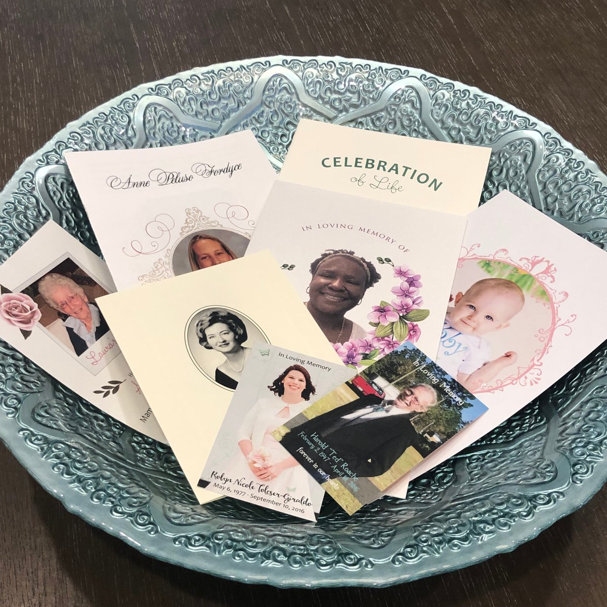 MMPressWP's tweet image. In your darkest hour, let us help you remember the life of your lost loved ones.  Give us the details and leave the rest to us.  #memorialcards #programs #serviceprograms #bookmarks #postcard #magnet #celebrationoflife #lostlove #funeral #funeralservice