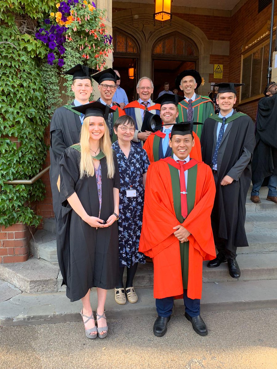 Congratulations to our <a href="/MbbXray/">MBB-Xray</a> graduates! Looking very smart in their gowns. #ShefUniGrad #graduation @beckyfarthing_