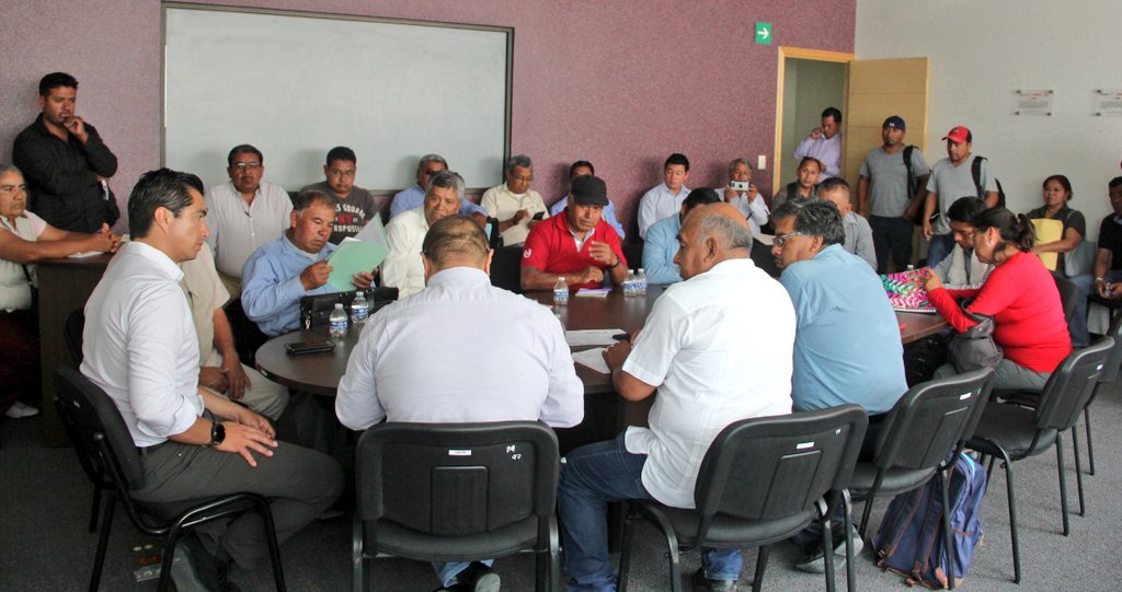 PLANEACIONOax_'s tweet photo. El Coordinador Gral. @JavierLazcanoV se reunió con 15 Pdtes. Municipales de las microregiones de Santiago Tillo-Diuxi y Tamazulápam - Tepelmeme, para concretar obras y acciones que mejoren la calidad de vida y conectividad en la región de la #Mixteca. @alejandromurat https://t.co/X2YSze5zsZ