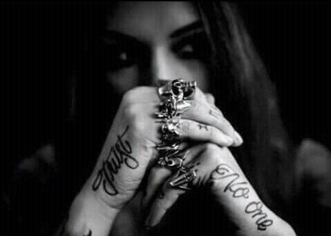 Voy amarte en silencio, hasta que mi memoria, por fin logre convertirte en un recuerdo solamente.